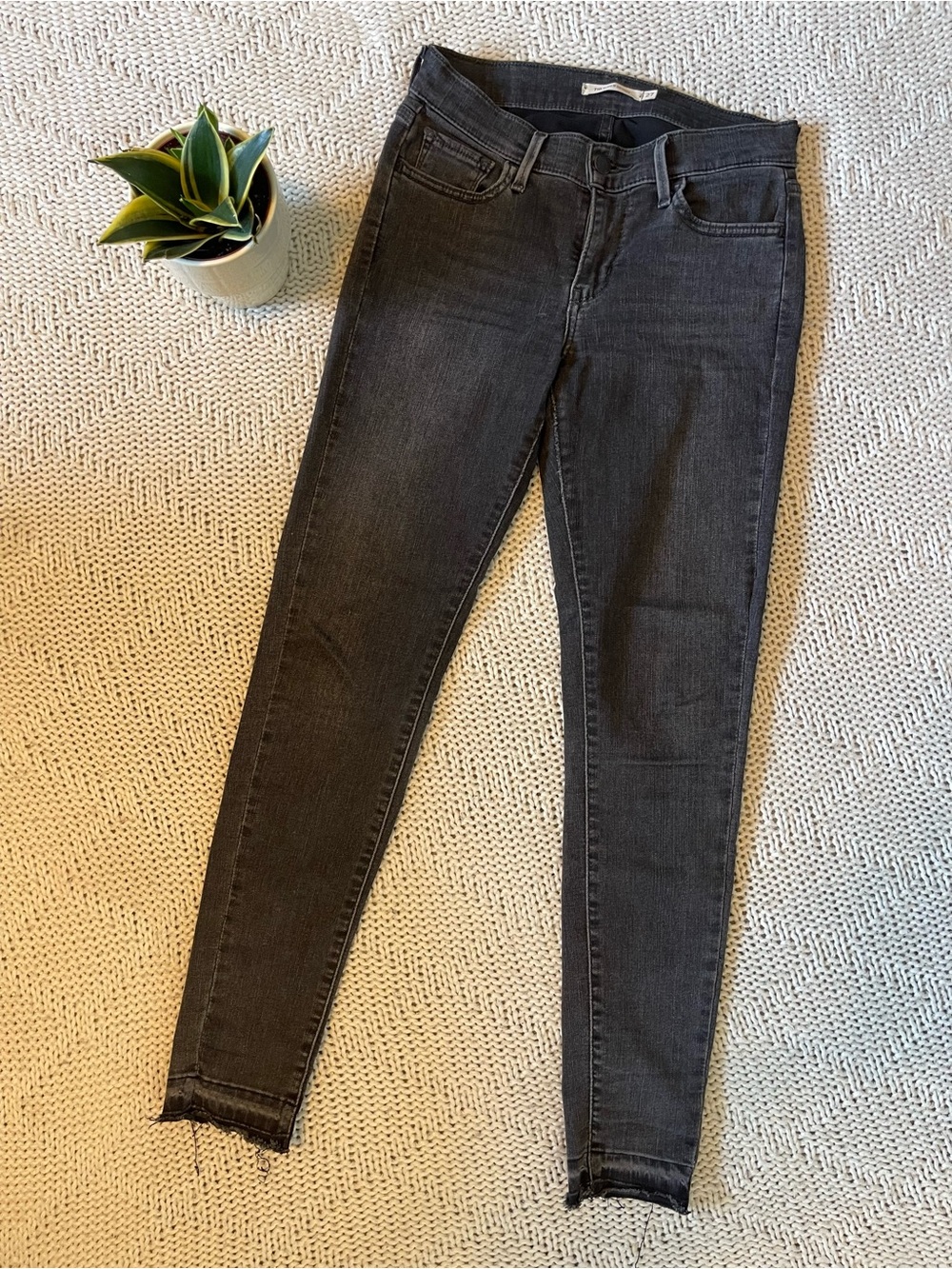 Levi’s 710 Super Skinny Gray Jeans Women’s 27 Mid Rise Raw Hem Stretch